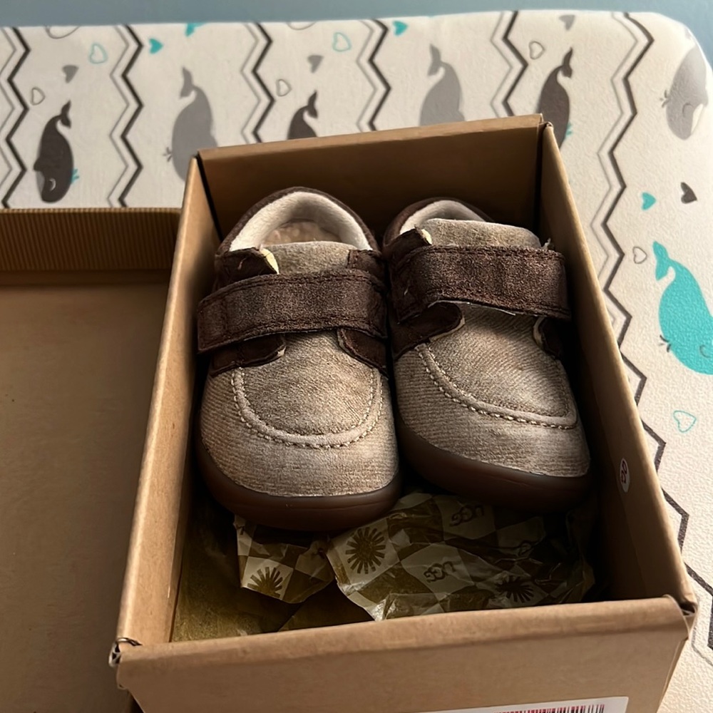 Uggs shoes size 7 - toddler
